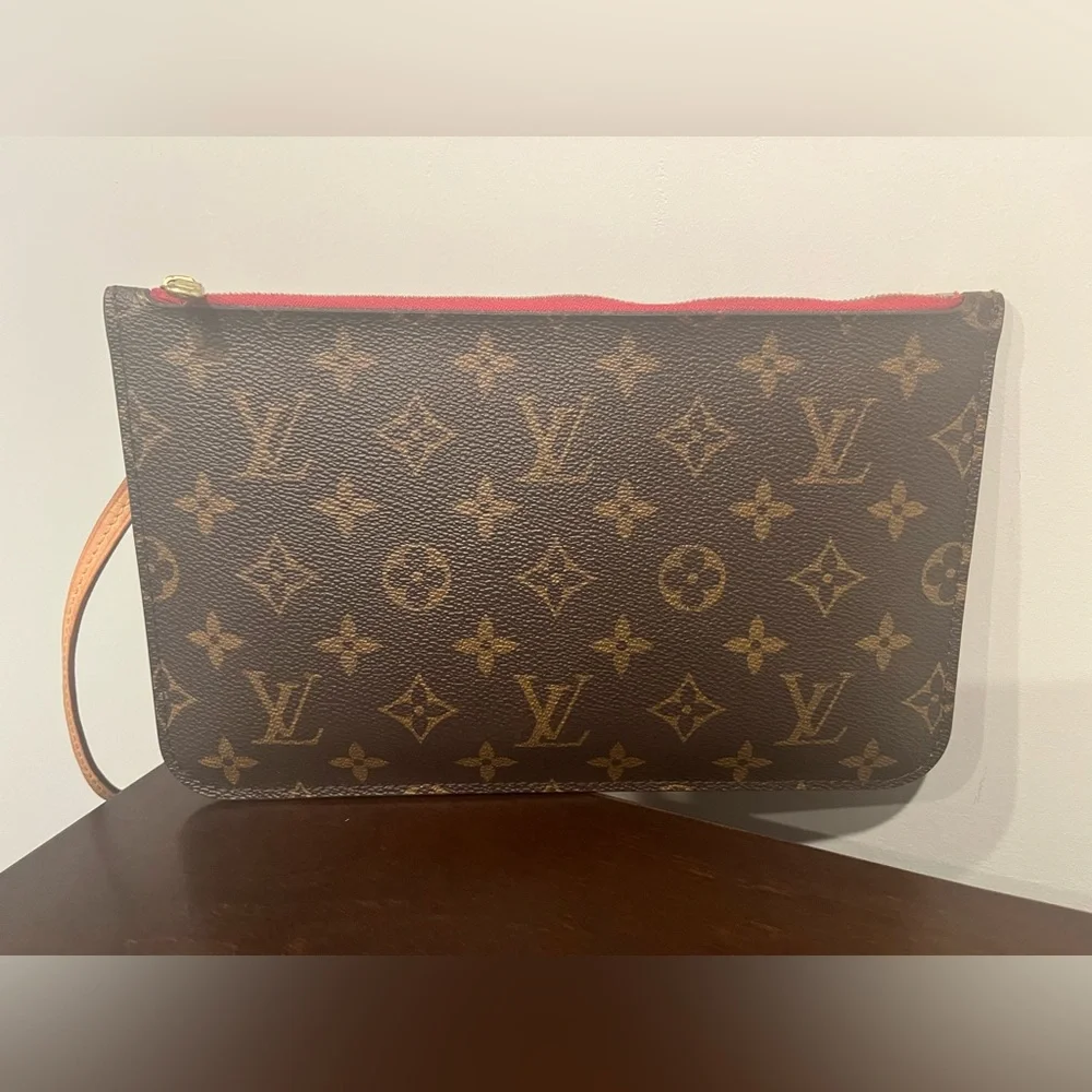 ⭐️ Authentic Louis Vuitton Neverfull MM Pouch ⭐️ - Picture 3 of 7
